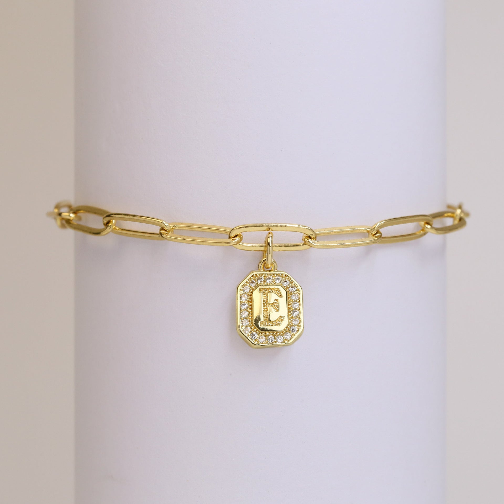 Vy Initial Paperclip Bracelet - E [F1FD20L1]