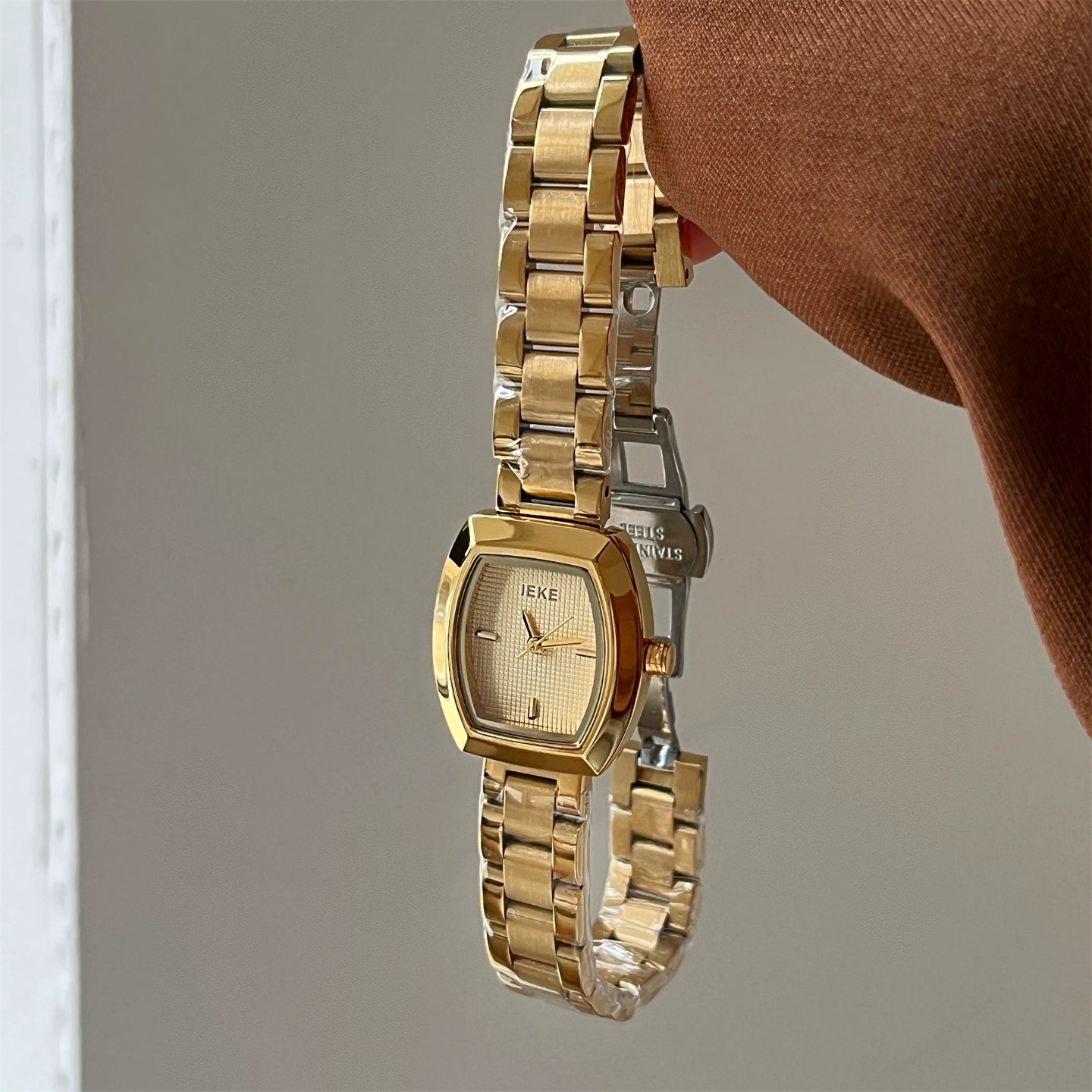 Yui Barrel Gold Wristwatch - Gold Strap Gold Face [LMT12NDJ]