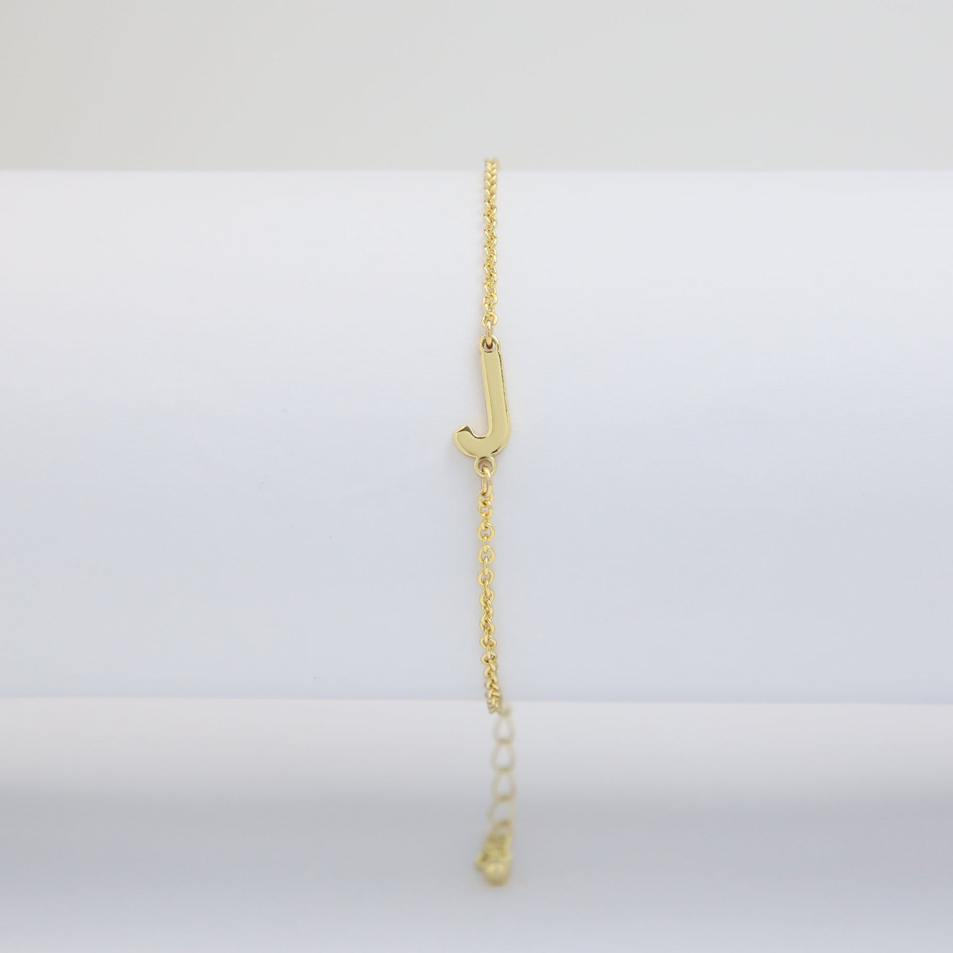 Janiah Dainty Initial Bracelet - J [FIL5EMW6]