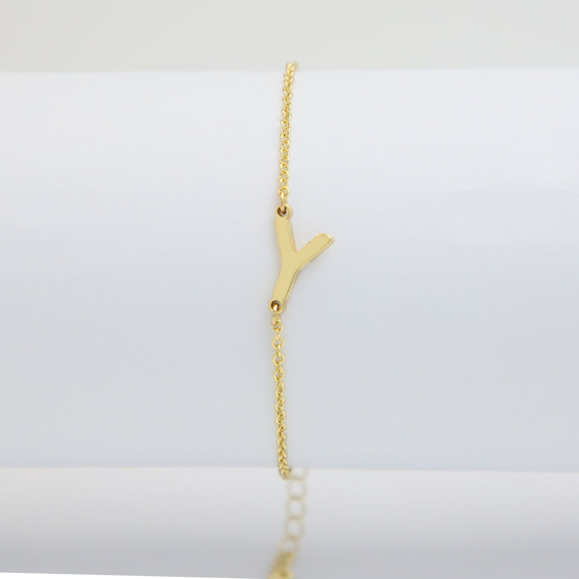 Janiah Dainty Initial Bracelet - Y [2EP3ATFC]