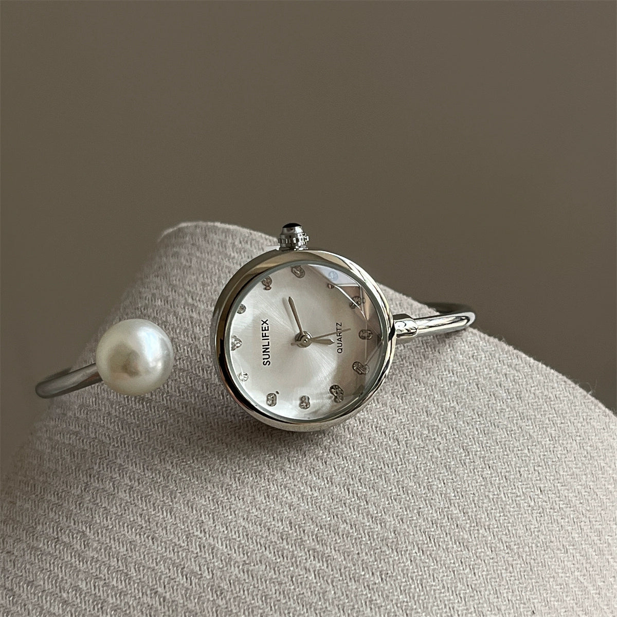 Livvy Pearl Bracelet Watch - Silver Band White Face (Round Diamond Dial) [VPSYL3FK]
