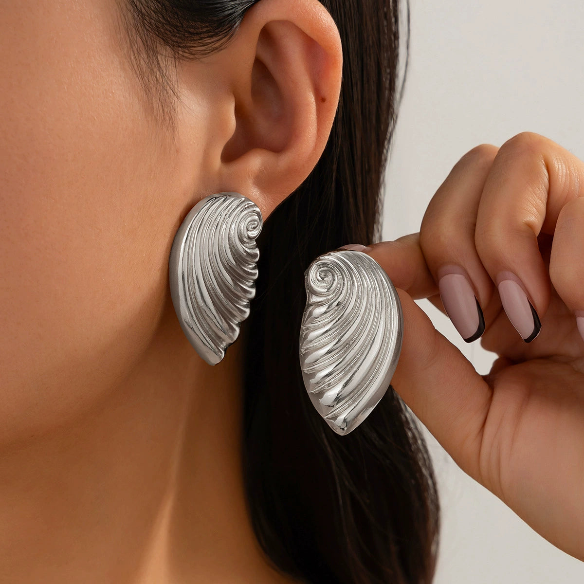 Avelina Twisted Shell Earrings - 03 Silver [IAK28BU7]