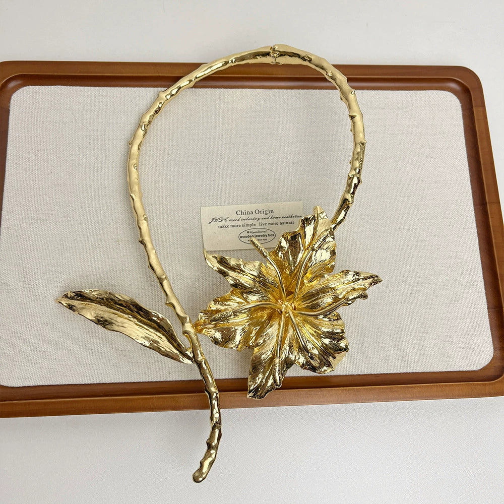 Maylani Lily Statement Necklace - Gold [VNOO848Y]
