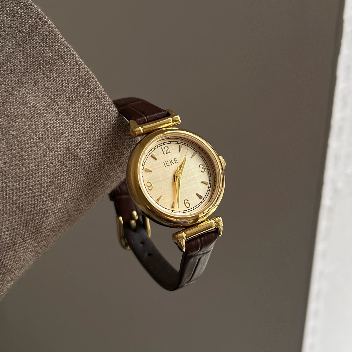 Keily Classic Round Quartz Watch - Coffee Leather with Gold Dial [Y161D2I1]