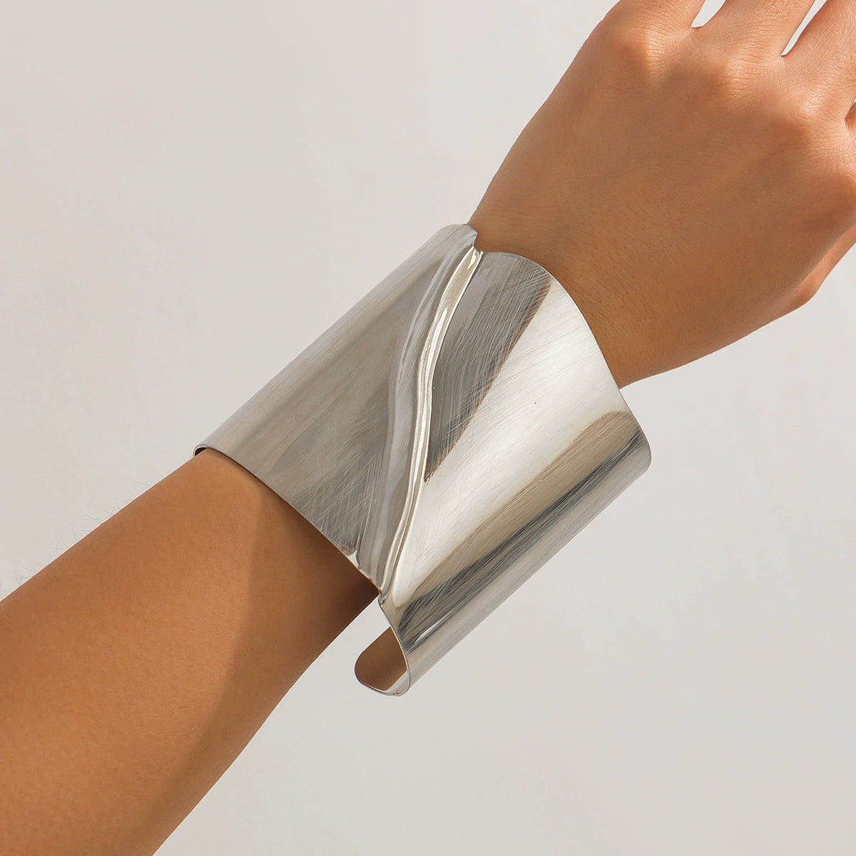 Iyanna Sculpted Metal Cuff - WhiteK [Y2ZF3CWH]