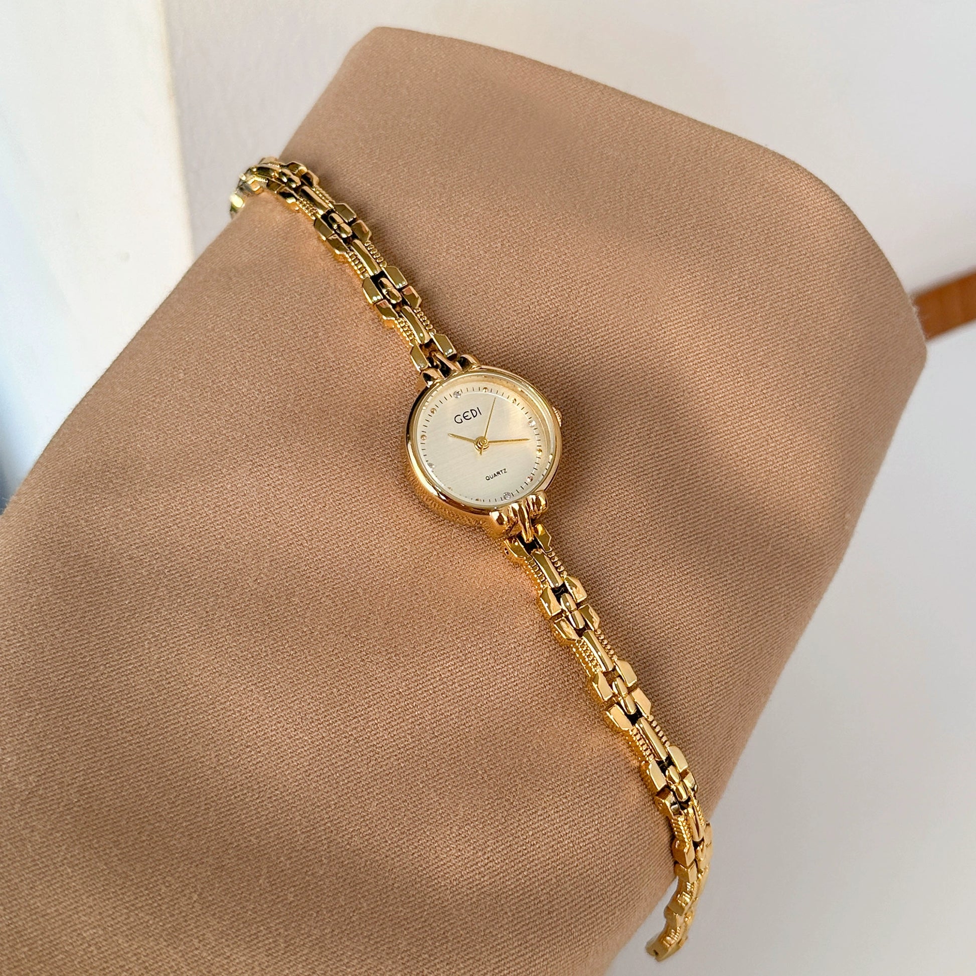 Loghan Gold Bracelet Watch - Light Luxury Gold Small Watch [JDS1NZQ7]
