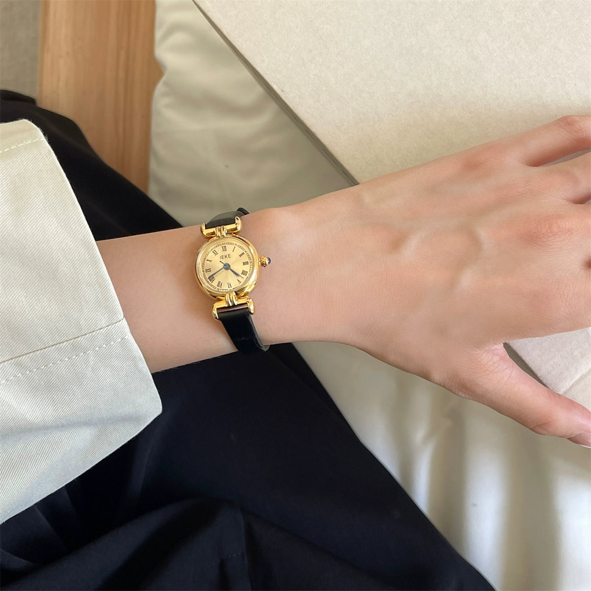Itzel Retro Round Watch - 黑带金框金面 [9TXSDILU]