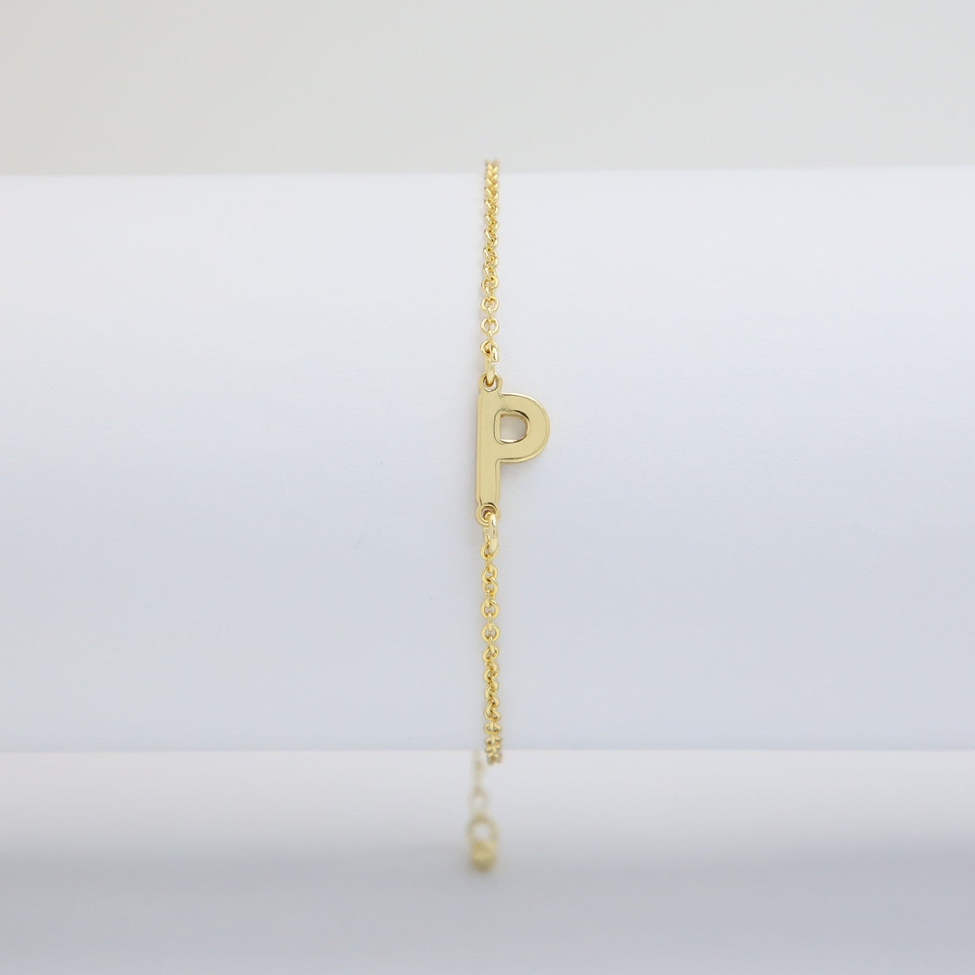 Janiah Dainty Initial Bracelet - P [J936ONP6]