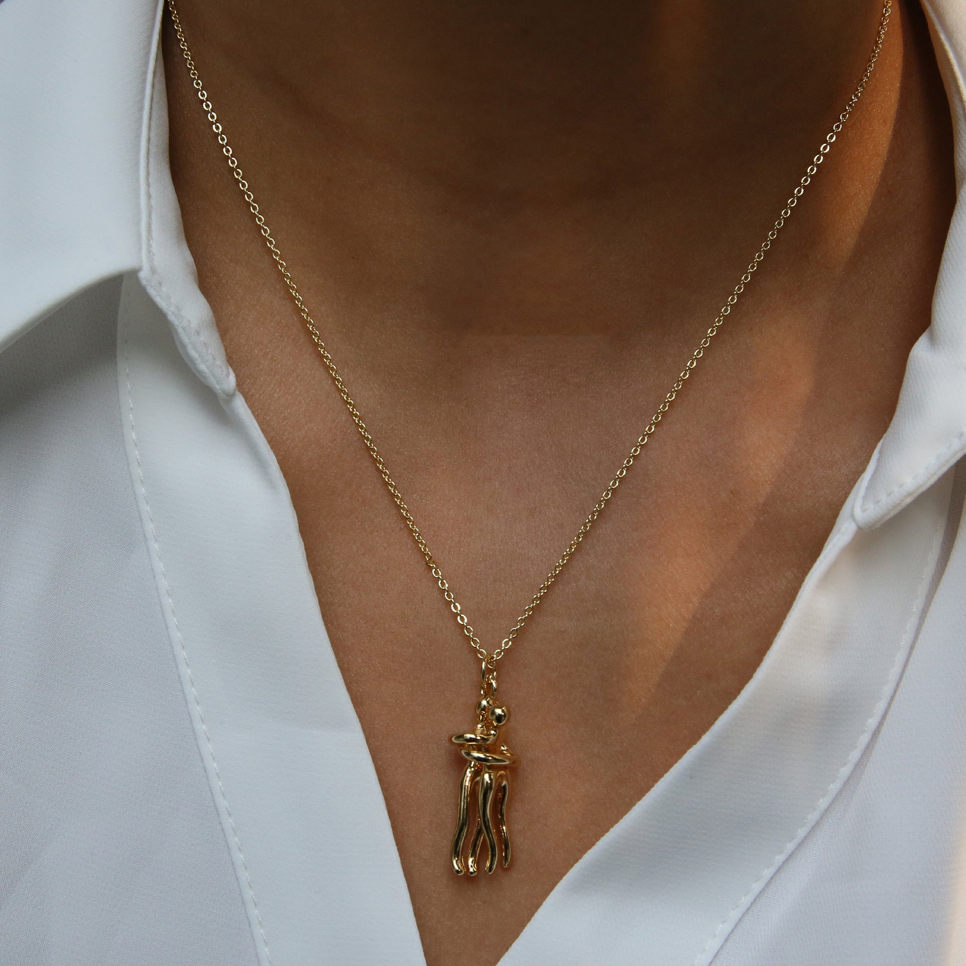Ireland Embrace Heart Necklace - A Model Gold Necklace [MTTWE9IE]