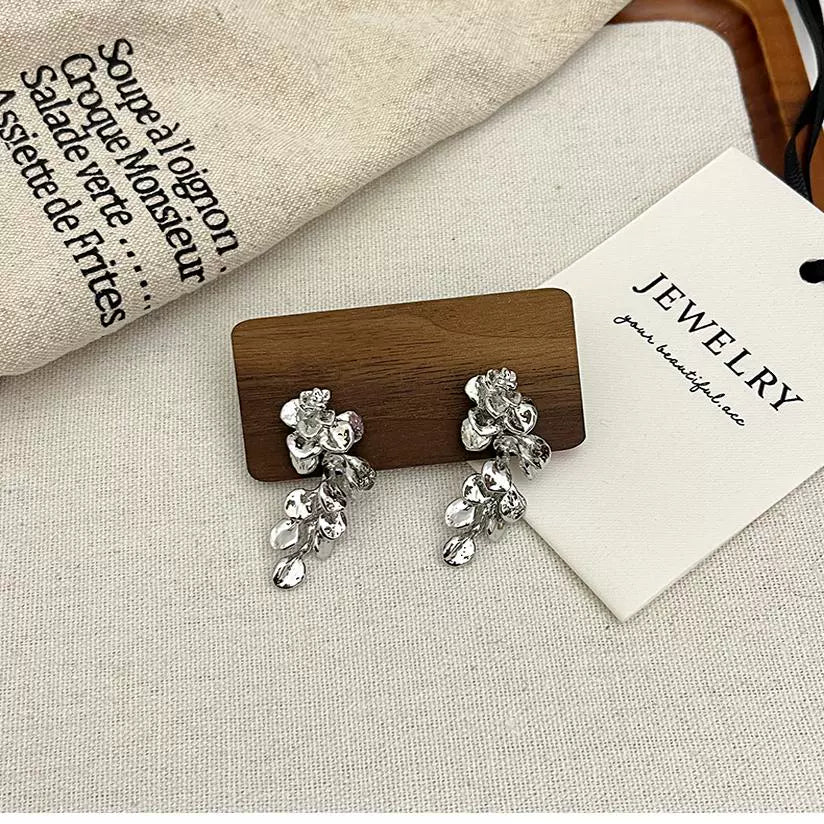 Skylynn Gilt Leaf Drop Earrings - Silver Leaf Flower Tassel Earrings [NX4BGN3L]