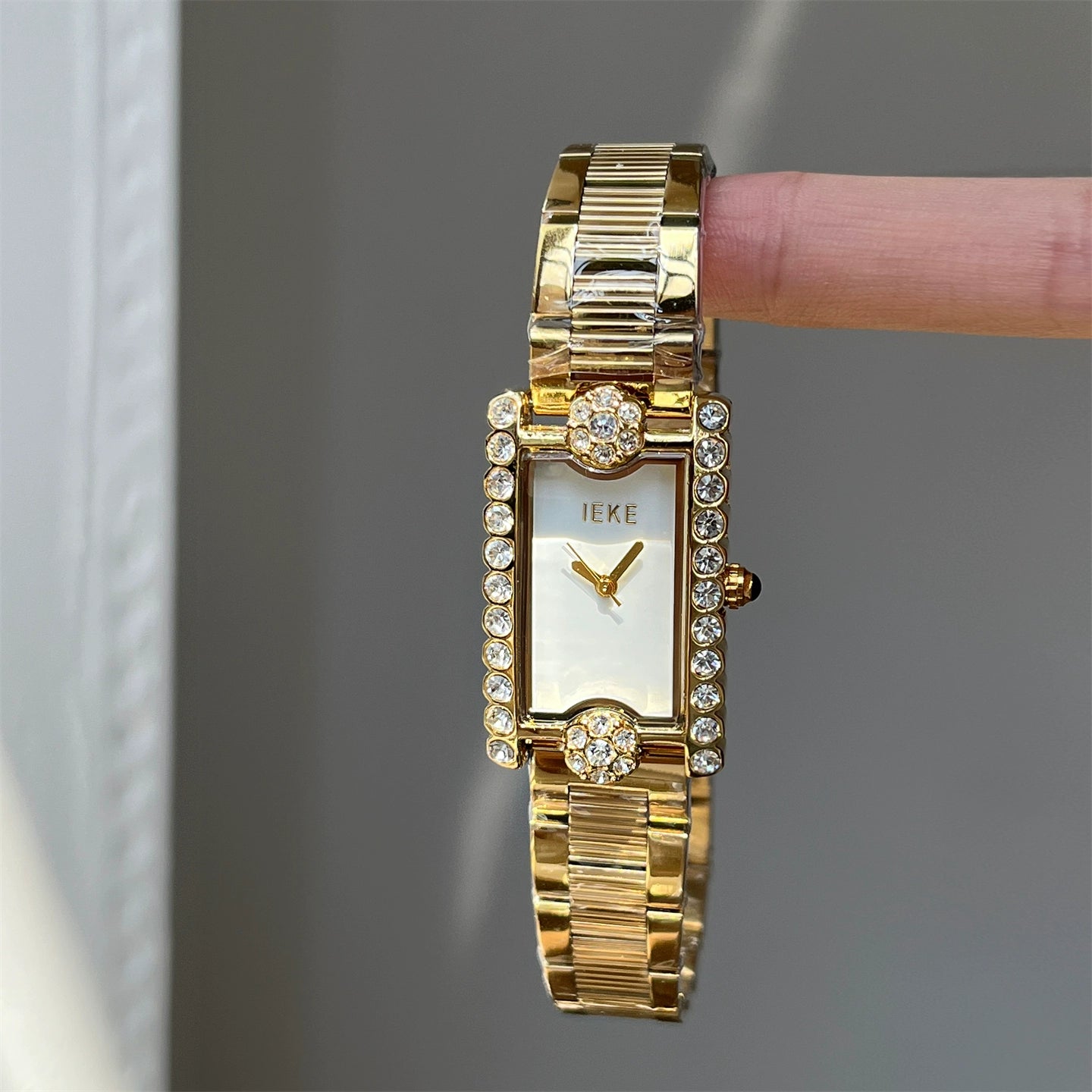 Jordyn Camellia Diamond Watch - Gold Band White Face [O0BNWFLK]