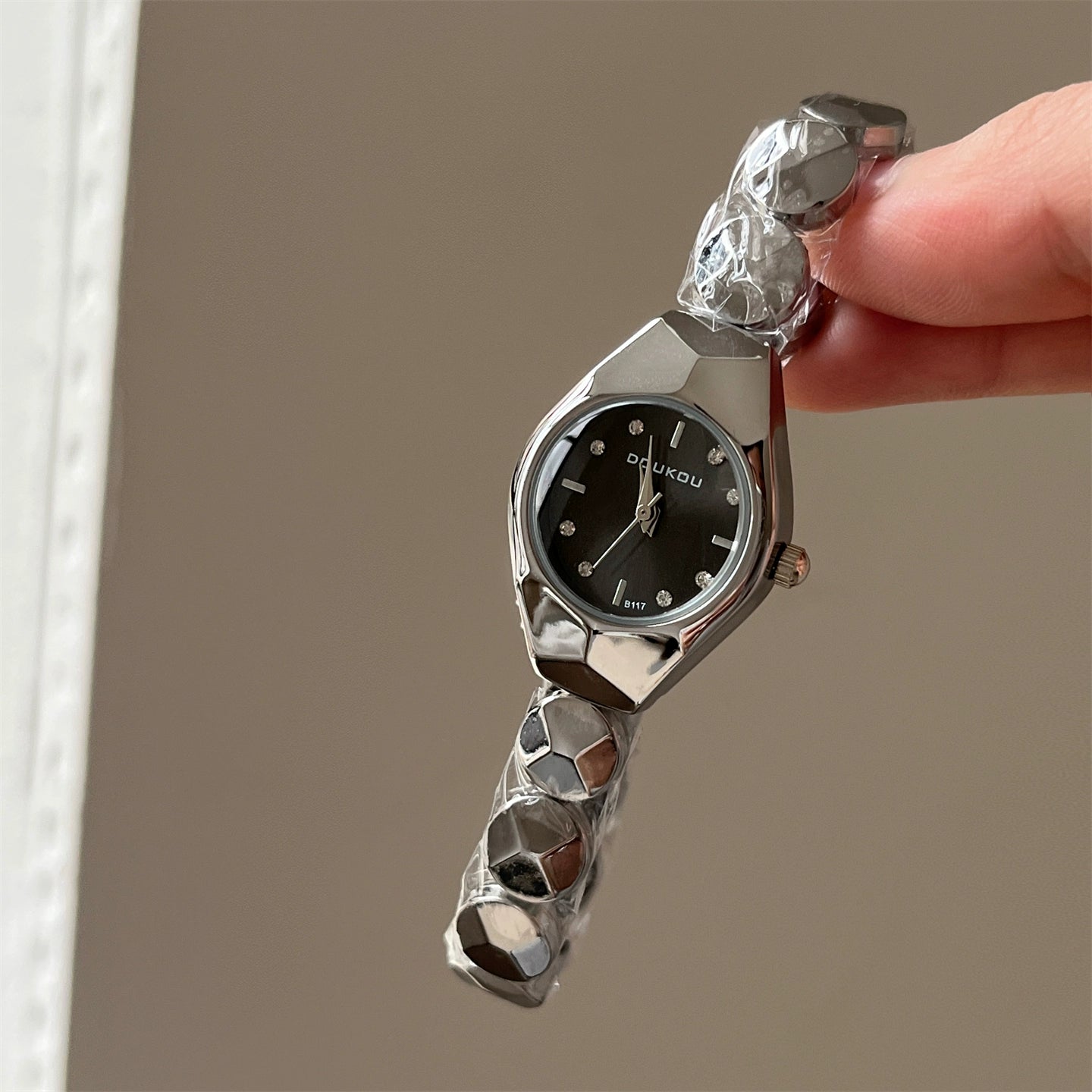Sabella Vintage Bracelet Watch - Silver Strap Black Dial [ZS64JXSG]
