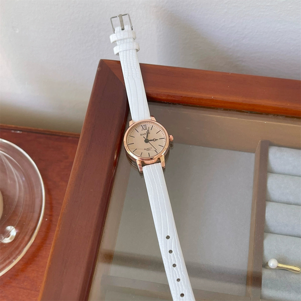 Everette Retro Leather Watch - White Strap [3UZIXIJS]