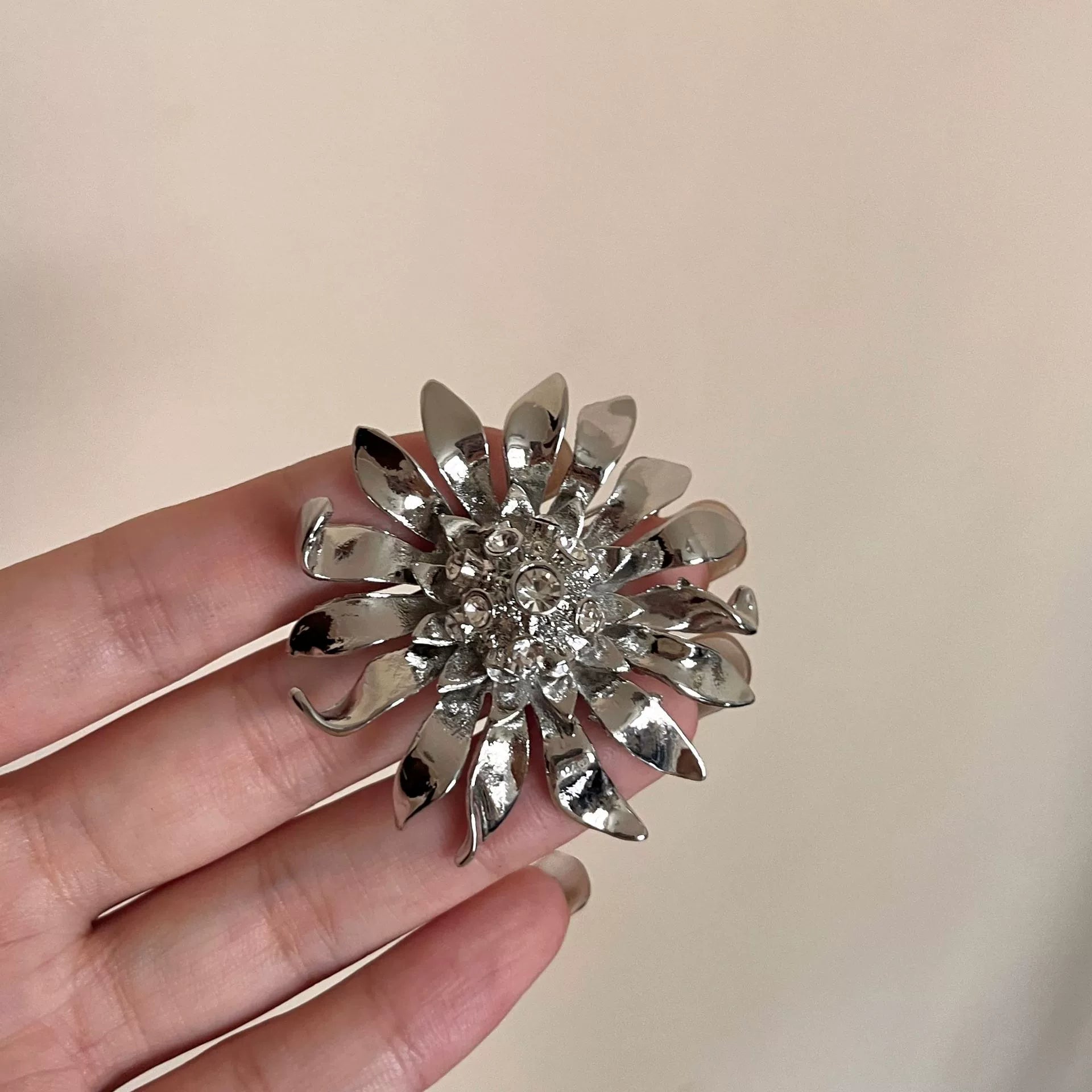 Ellery Crystal Pearl Sunflower Brooch - Silver Crystal [EH41YV42]
