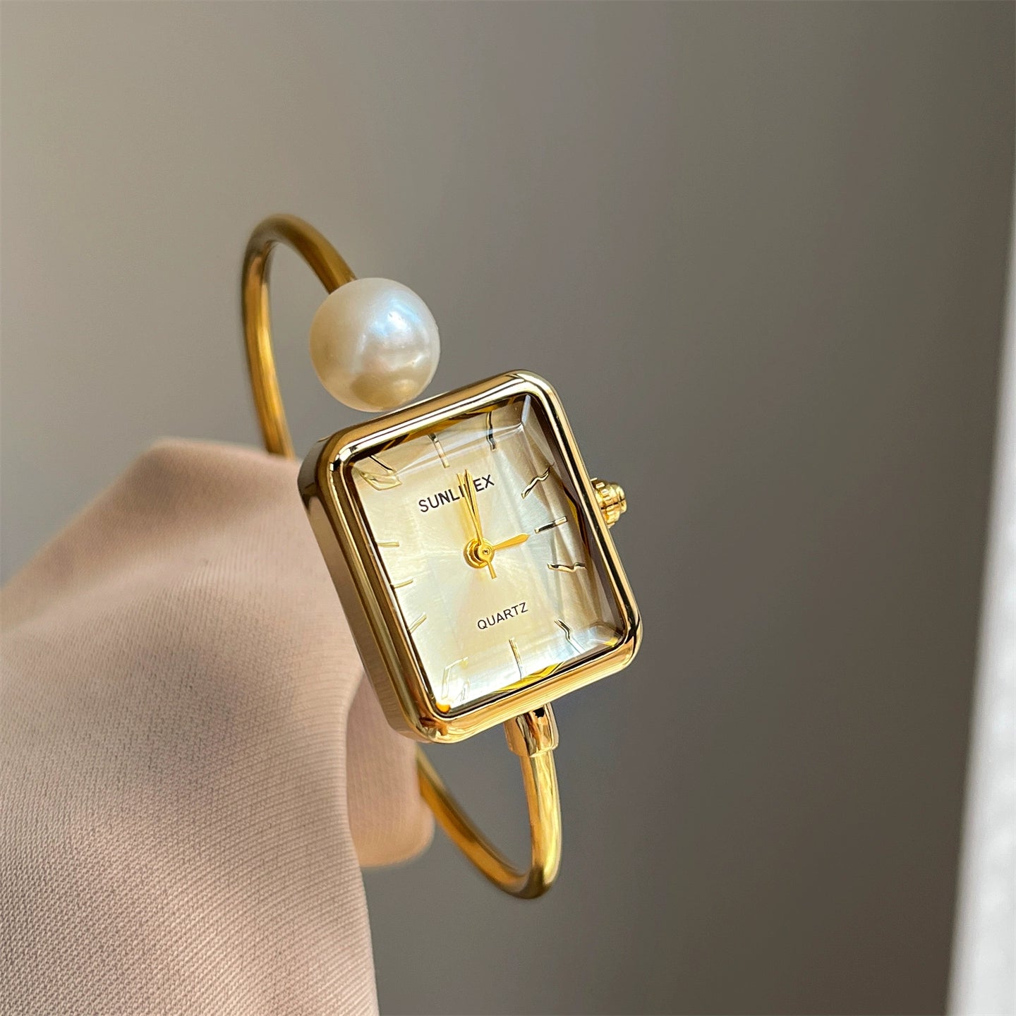 Livvy Pearl Bracelet Watch - Gold Band Gold Face (Square Stick Markers) [JDQ0J4MK]