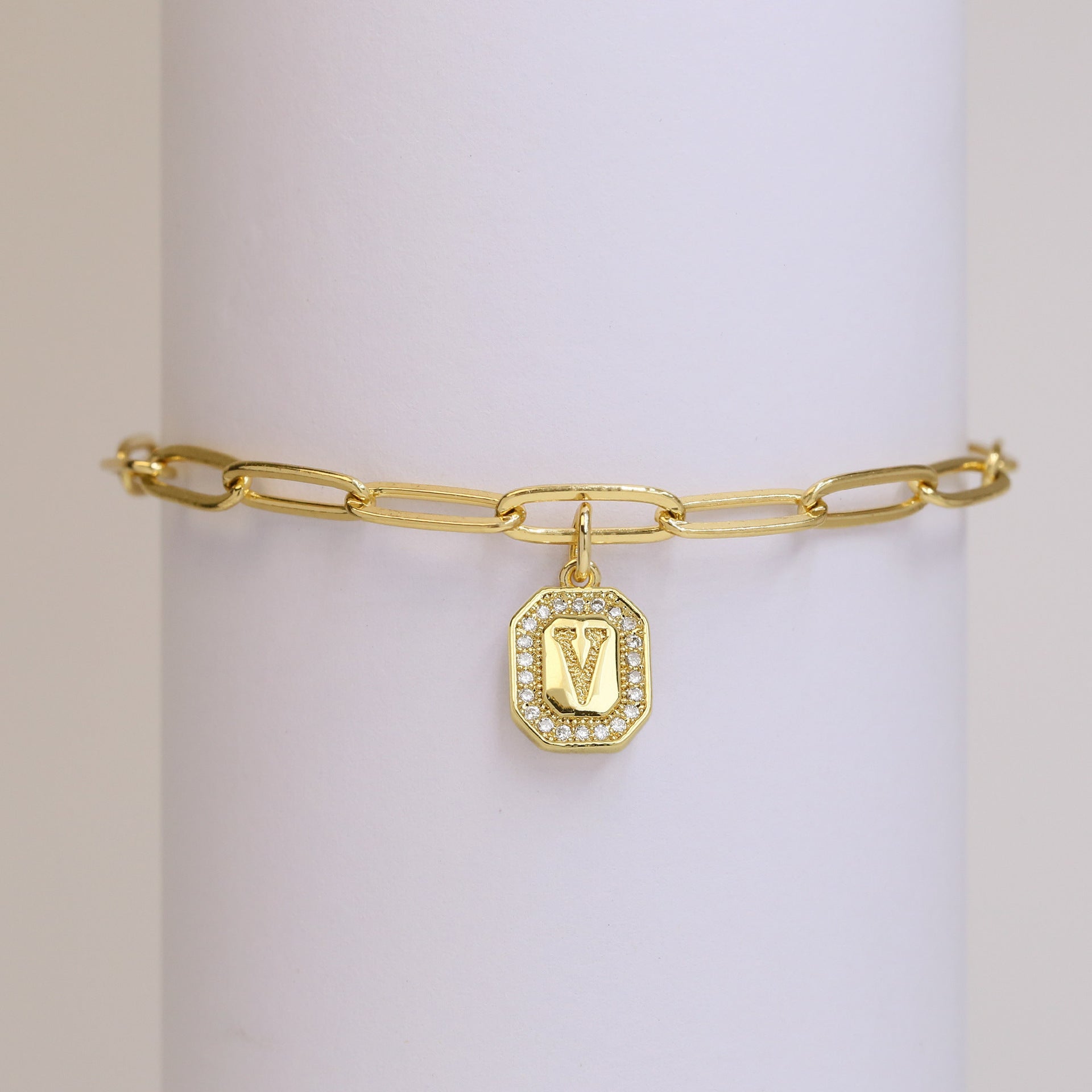 Vy Initial Paperclip Bracelet - V [H46JS2Z3]