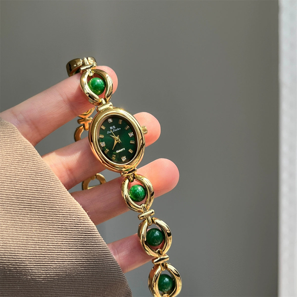 Emberlynn Retro Bracelet Watch - Emerald Gold Green [XT8T90H2]