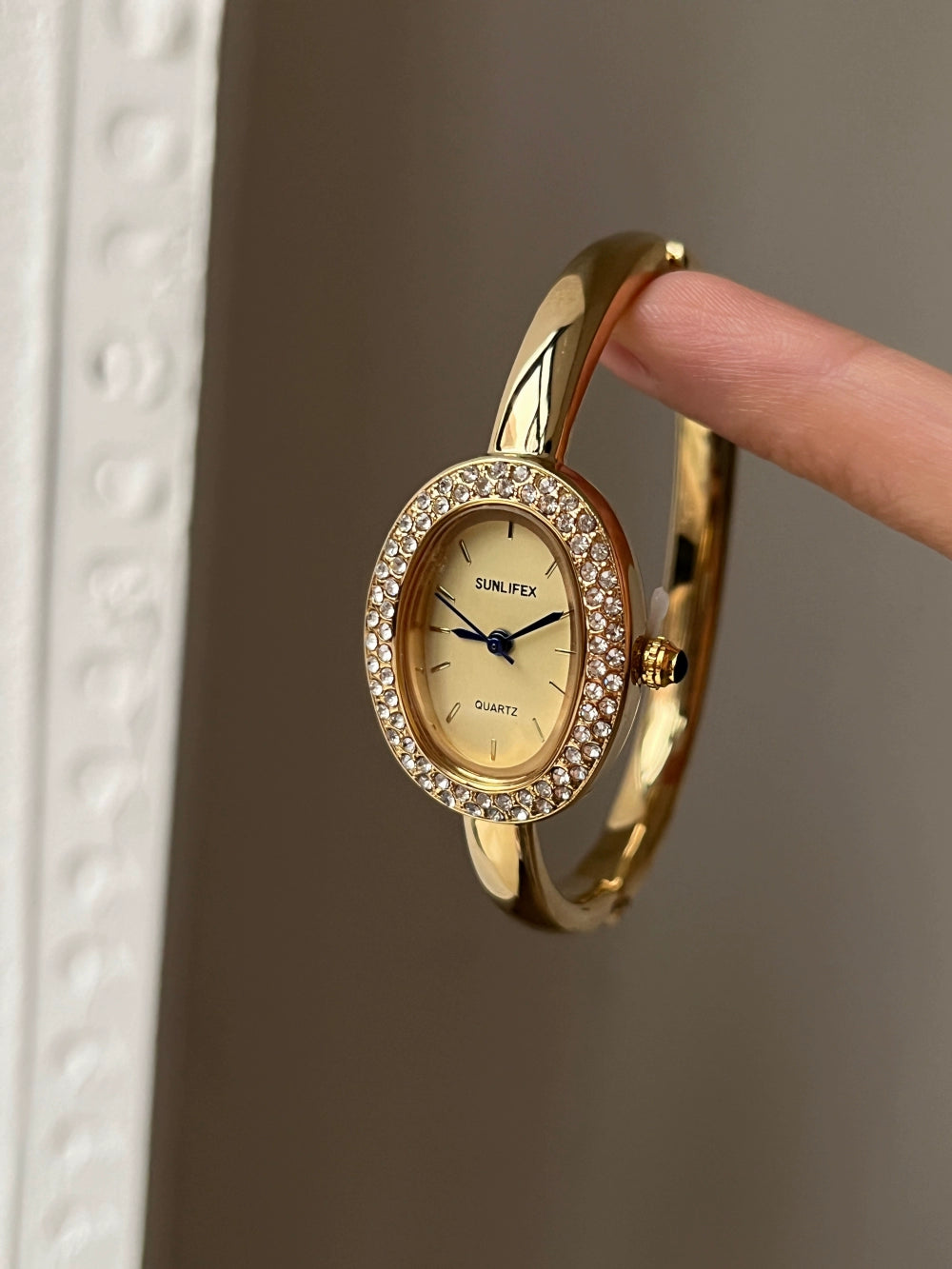 Scarleth Vintage Oval Watch - Gold Band Gold Dial (Diamond-Edge Bar Markers) [DWIX1YD5]