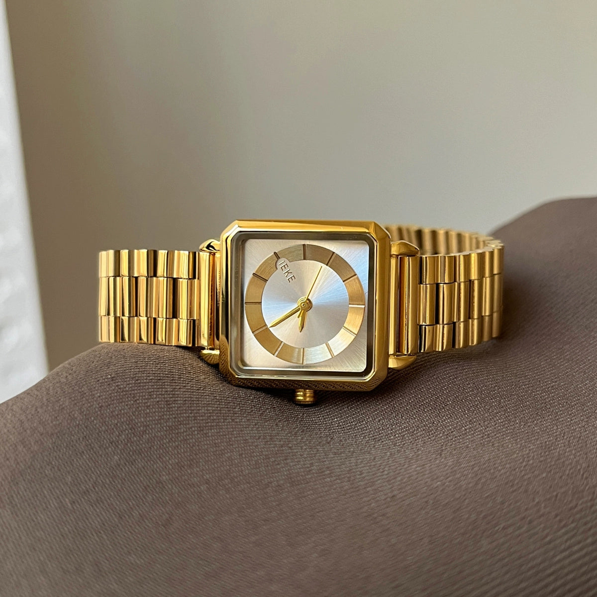 Amahia Retro Bracelet Watch - Gold Steel Strap White Face [1KA4IMQE]