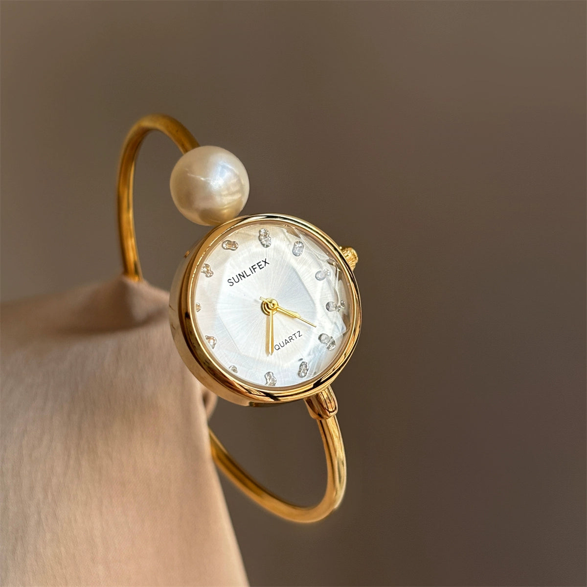 Livvy Pearl Bracelet Watch - Gold Band White Face (Round Diamond Dial) [KGVC6EJ8]
