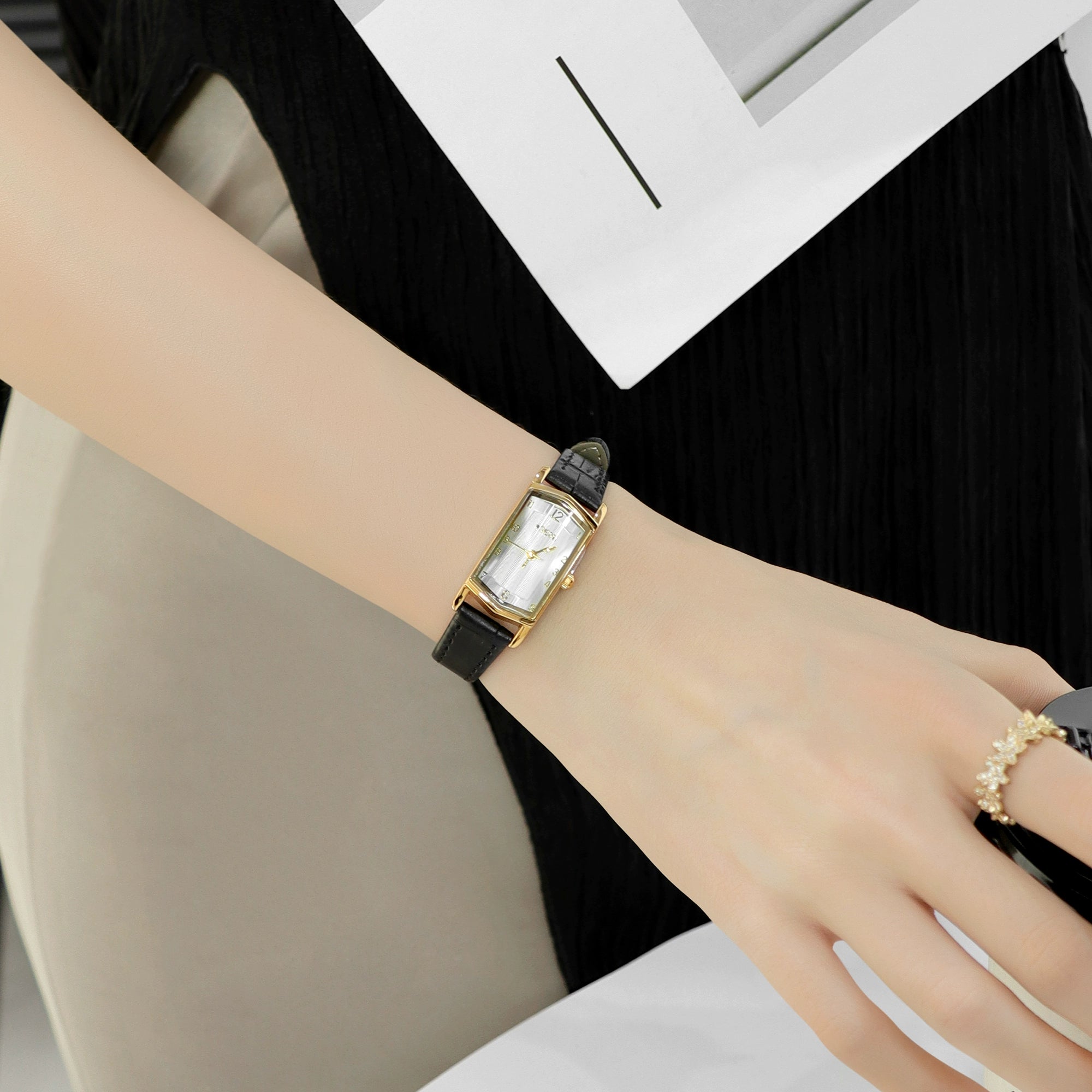 Avonlea Retro Leather Watch - Elegant Black [DN249J8W]
