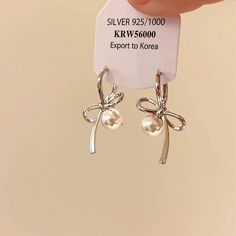 Elsa Bow Pearl Stud Earrings - Silver Bow Pearl Earrings [T4LPCRCD]