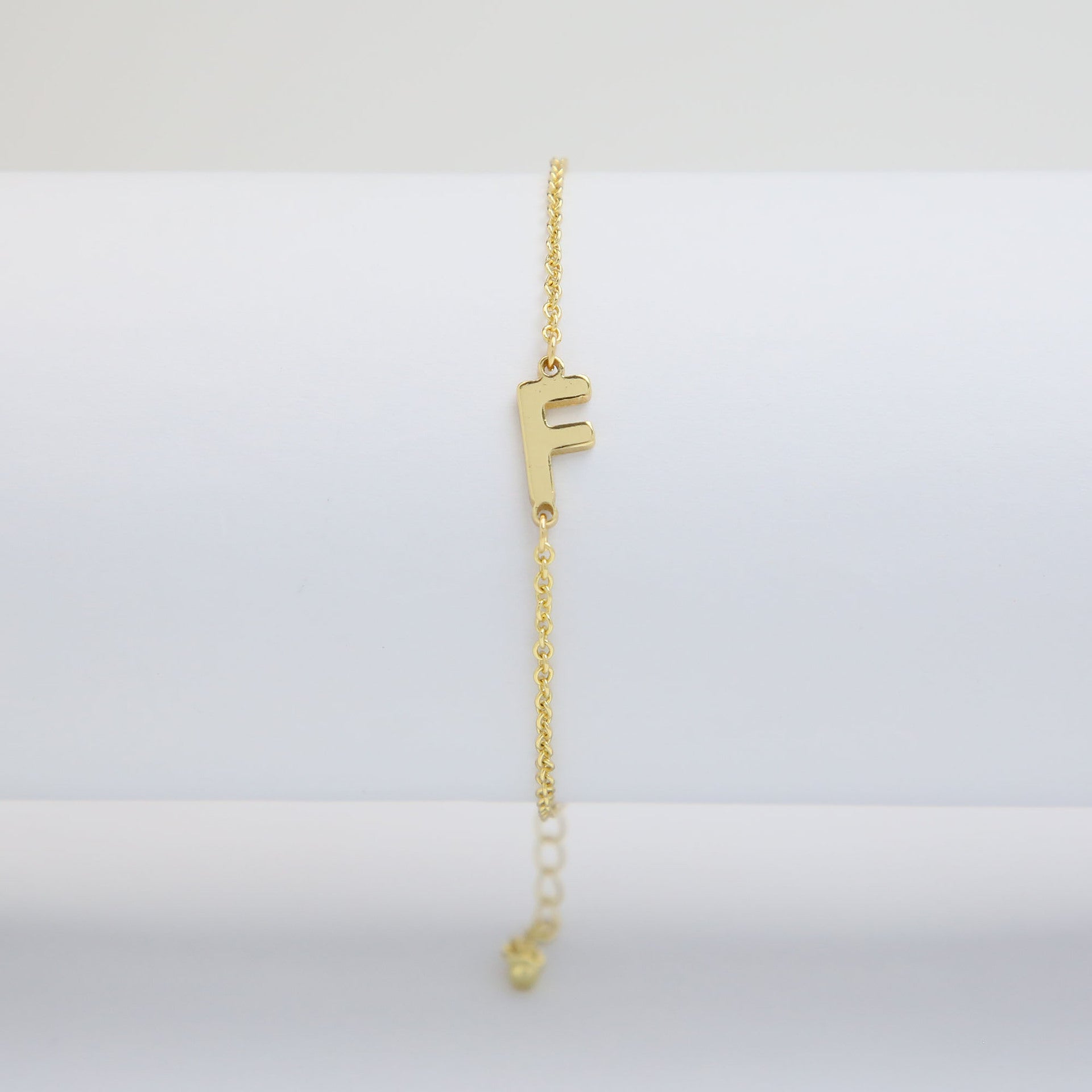 Janiah Dainty Initial Bracelet - F [0MEJLVR6]