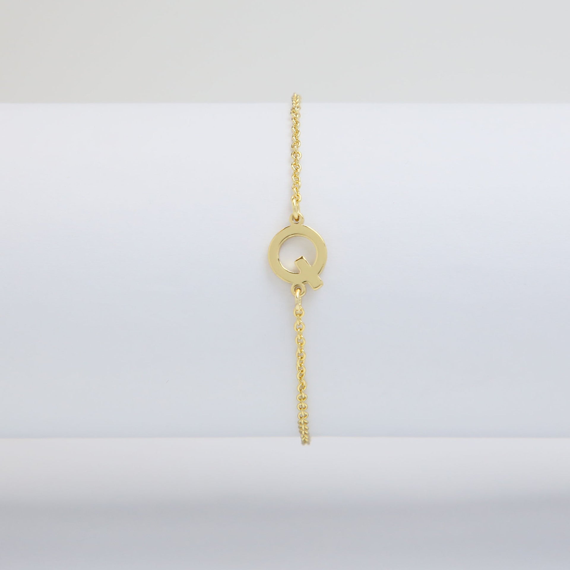 Janiah Dainty Initial Bracelet - Q [4H540ADS]