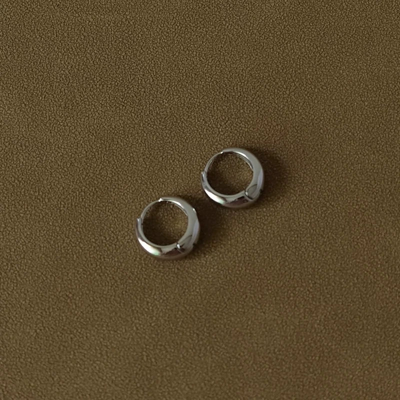 Kasandra Sleek Hoop Earrings - Silver