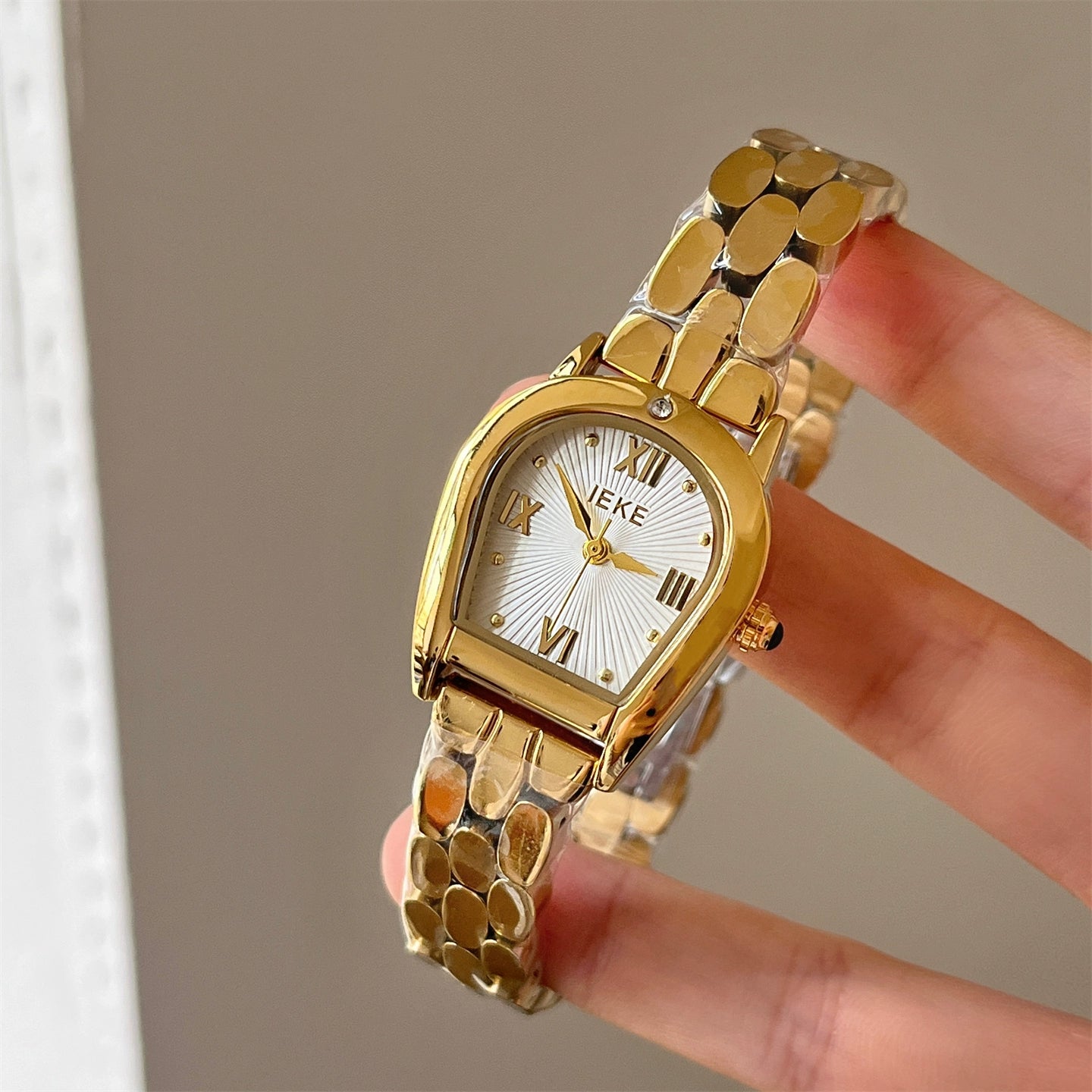 Allie Arched Steel Wristwatch - Gold Band White Dial [88K0SG2S]