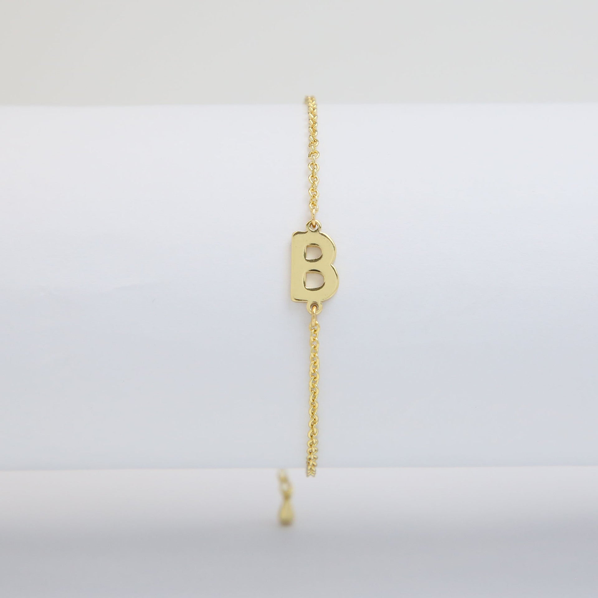 Janiah Dainty Initial Bracelet - B [6X6I6E1V]