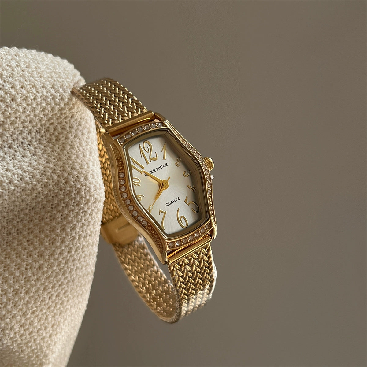 Guinevere Barrel Edge Watch - Gold Band White Dial [UZQLHZH5]