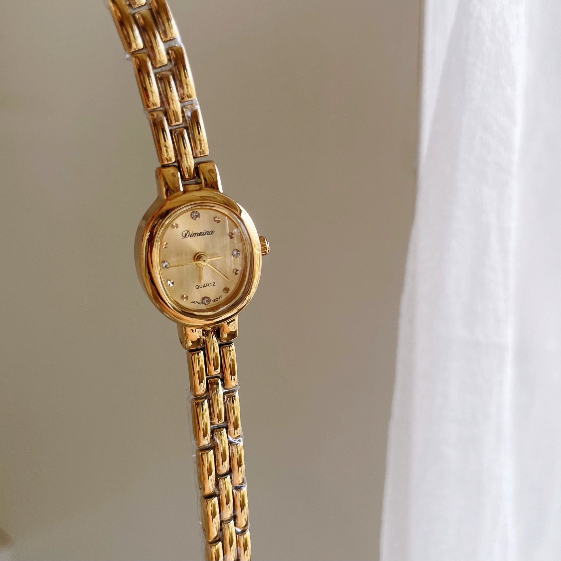Queena Exquisite Oval Watch - Gold (Small Dial) [VOOREFQC]