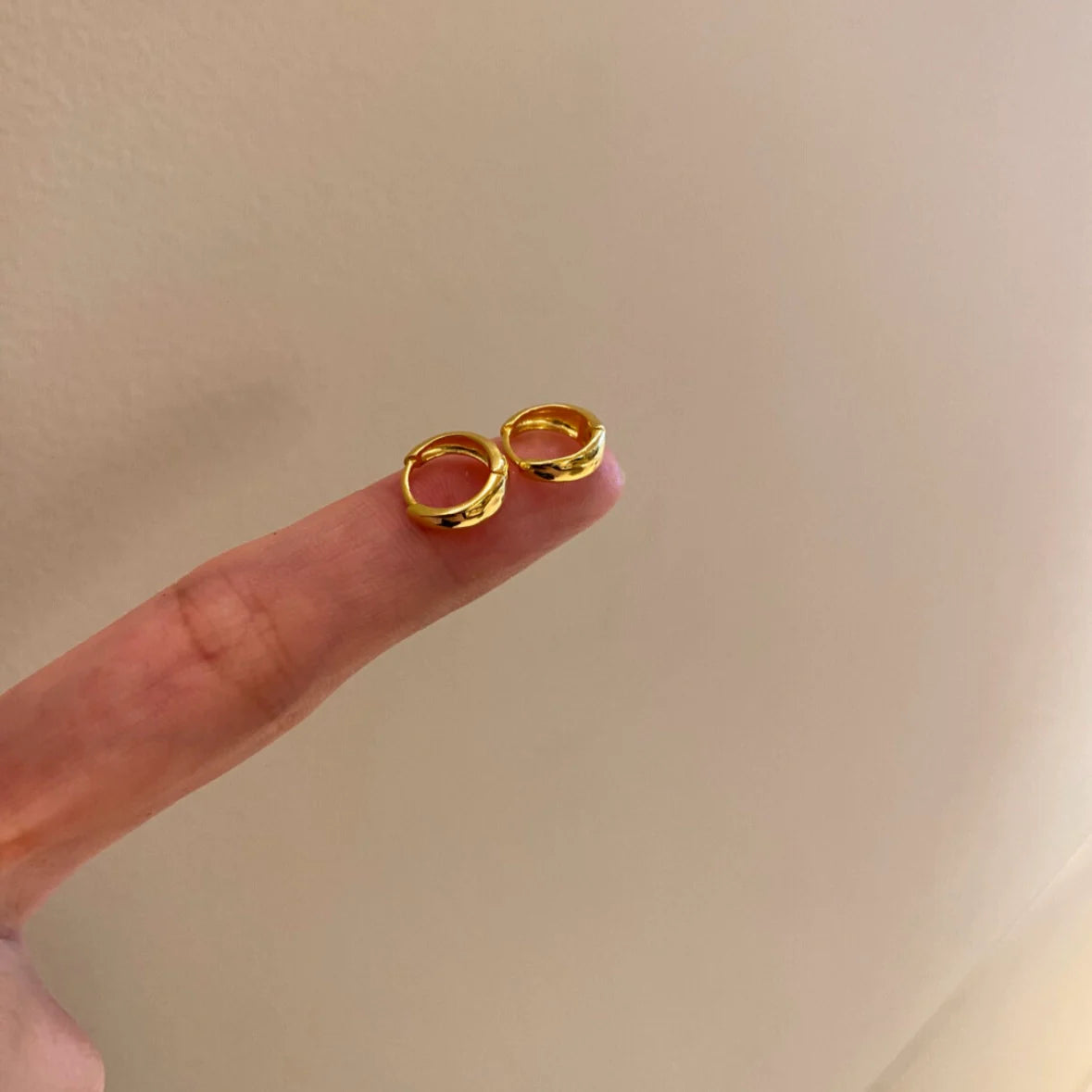 Kasandra Sleek Hoop Earrings - Gold