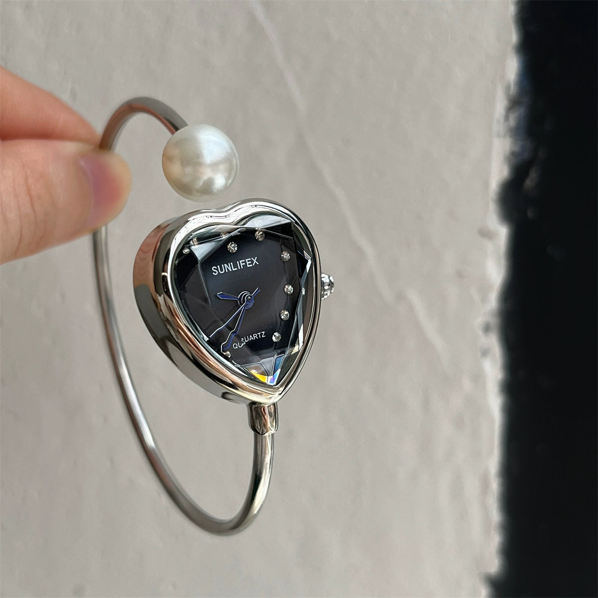Livvy Pearl Bracelet Watch - Silver Band Black Face (Heart Dial) [3DVDPNSL]