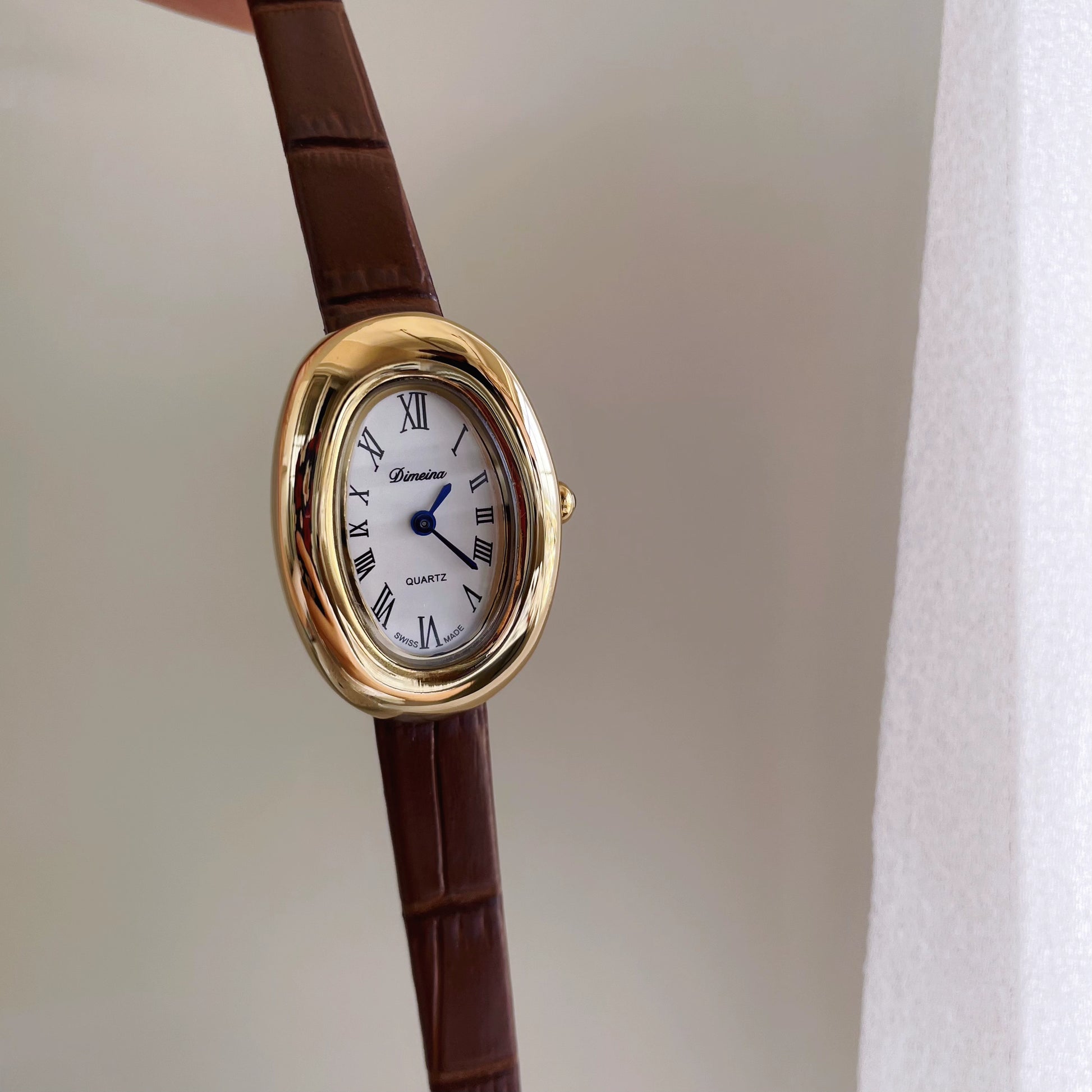 Hinda Vintage Oval Watch - Gold Case Brown Strap [97L7RNG2]