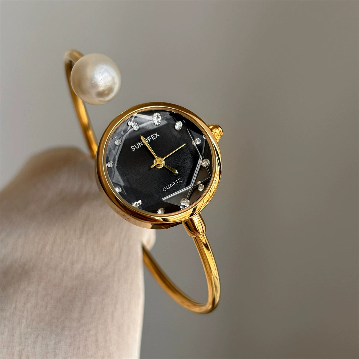 Livvy Pearl Bracelet Watch - Gold Band Black Face (Round Diamond Dial) [SZXD0HI7]