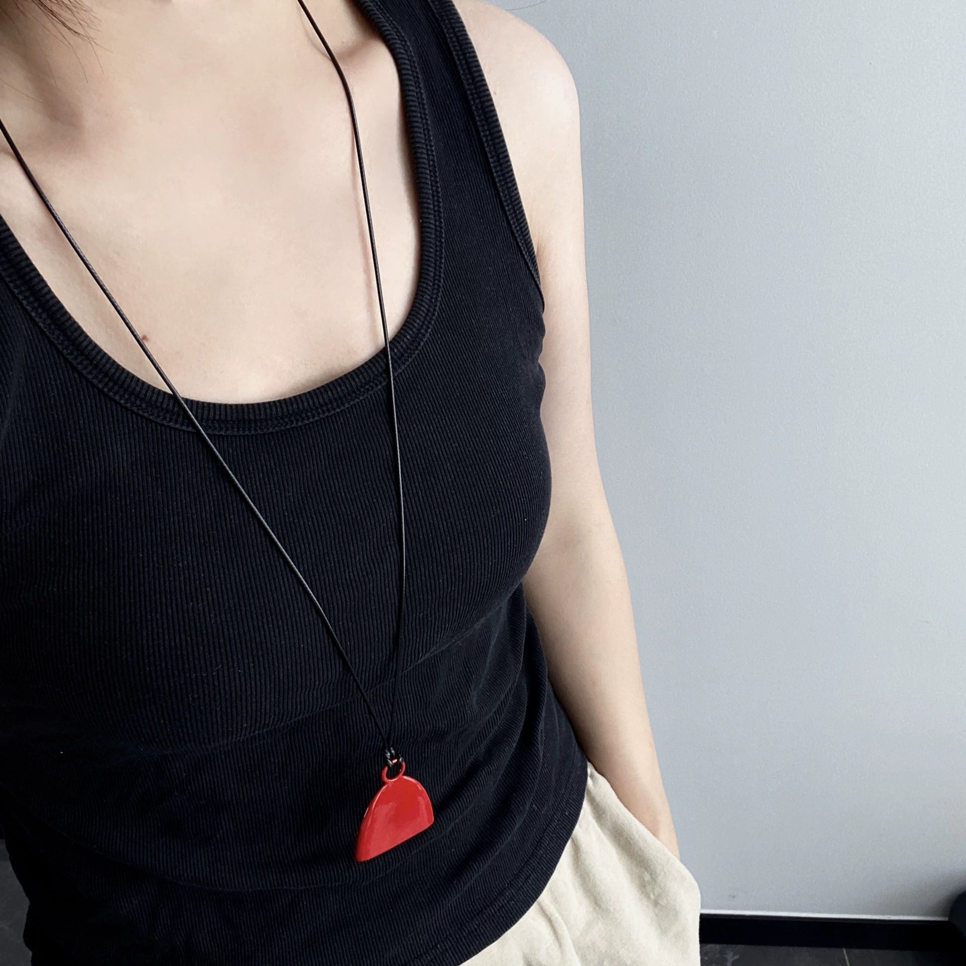 Jamiah Retro Triangle Necklace - Red [JTFHFM68]