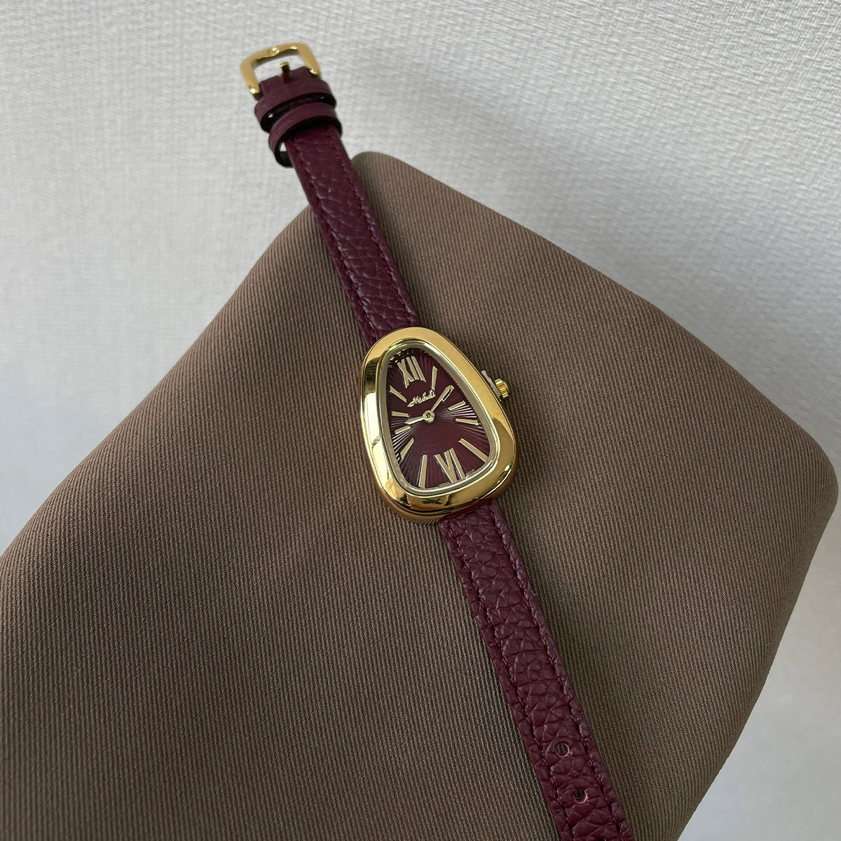 Janeth Vintage Oval Watch - Little Snake Red