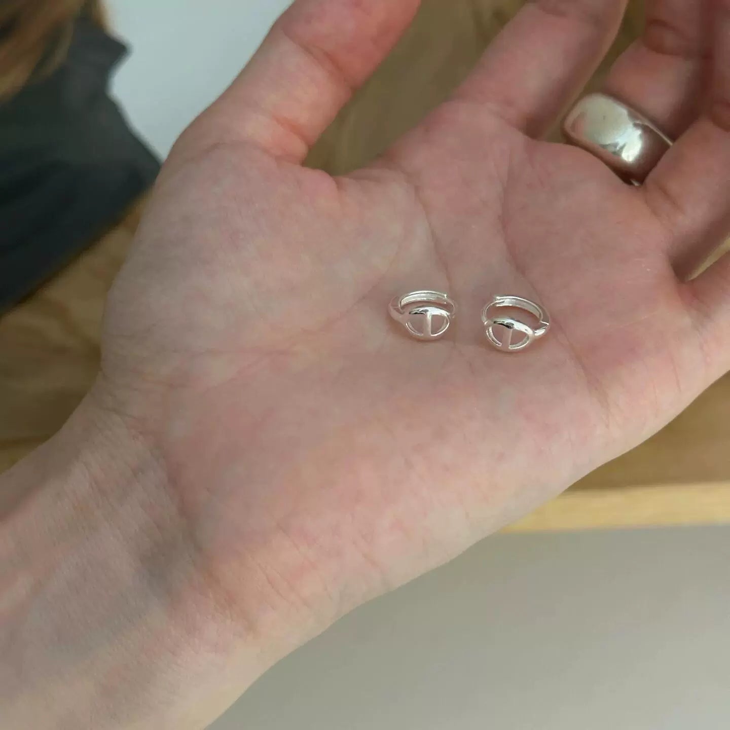 Everlee Sleek Ear Cuff - Curved Ear Cuff Design