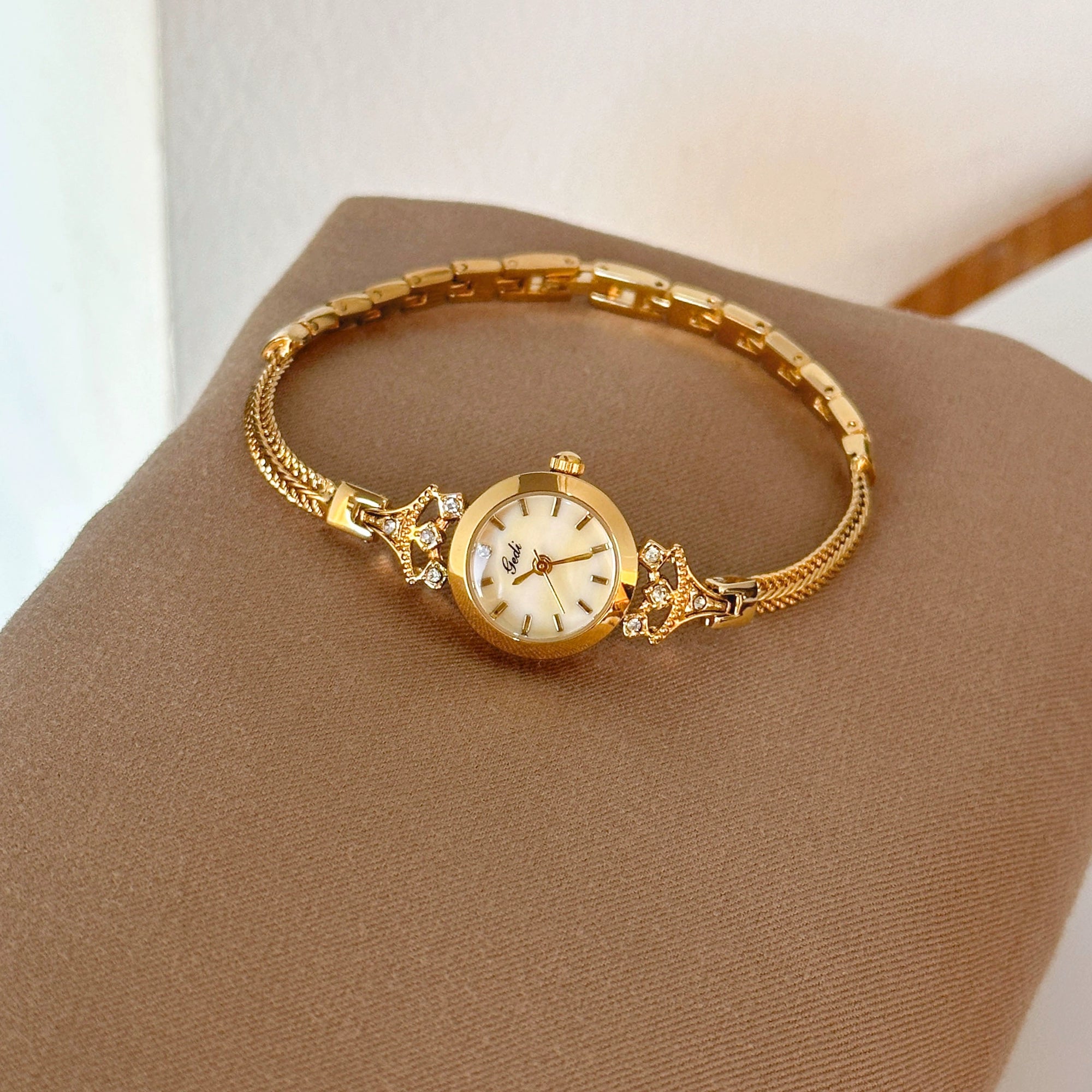 Loghan Gold Bracelet Watch - Lace Chain Gold Watch [H1LW8TRT]