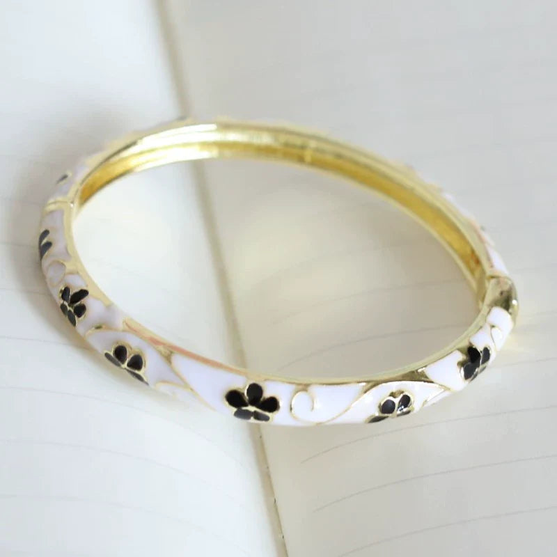 Lakelynn Delicate Floral Bangle - Black White