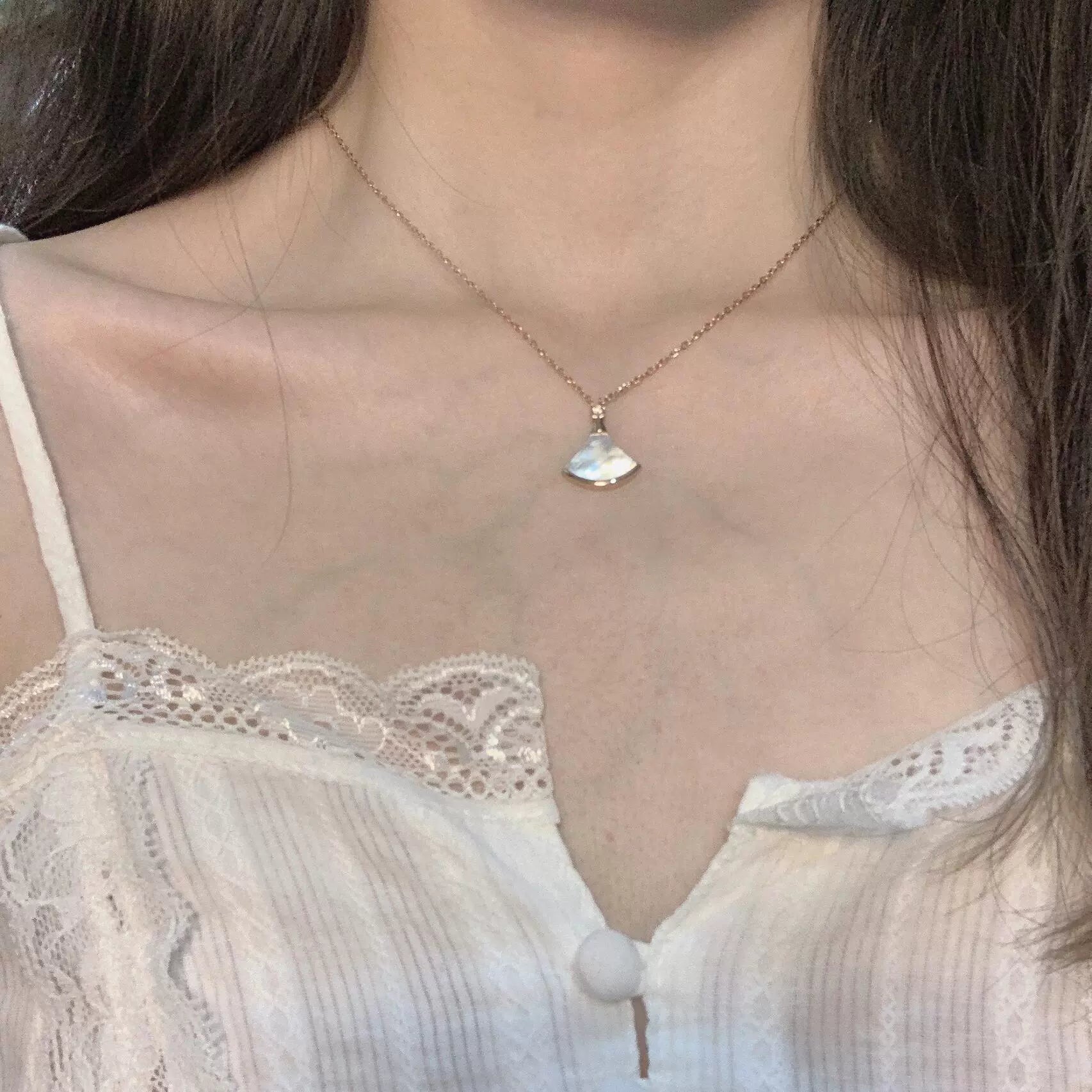 Lillith Mother-of-Pearl Fan Necklace - White Mother-of-Pearl Fan
