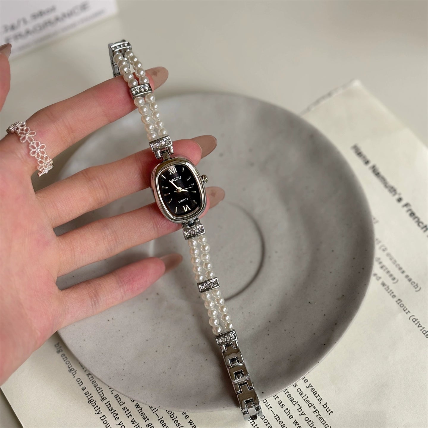 Zendaya Pearl Bracelet Watch - Silver Strap Black Face [9VDOPXI6]