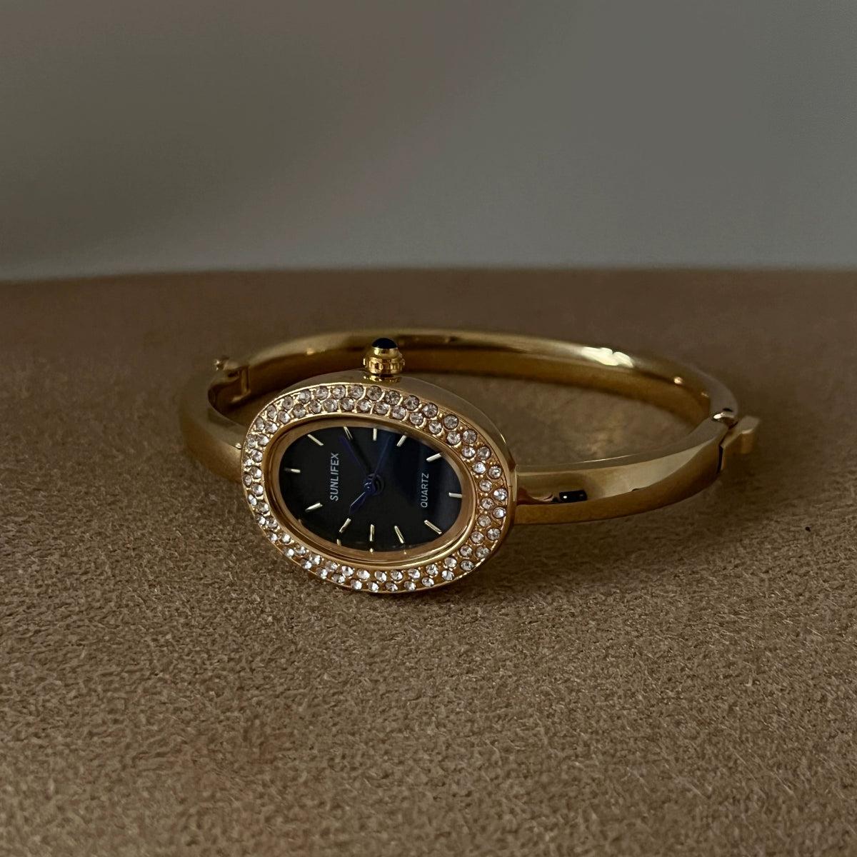 Scarleth Vintage Oval Watch - Gold Band Black Dial (Diamond-Edge Bar Markers) [T9PJCWK5]