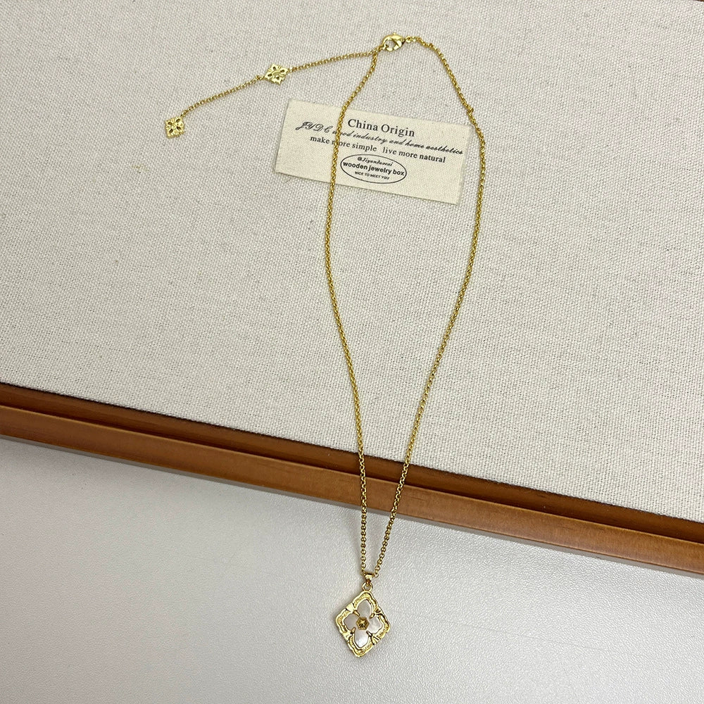 Elianna Mother-of-Pearl Clover Necklace - Light Pink [KTU92SRO]