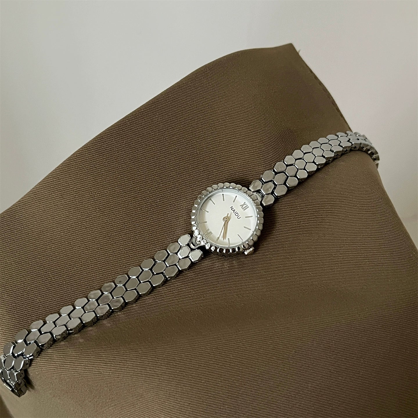 Brookelyn Honeycomb Bracelet Watch - Silver with White Dial [SVE2XDGG]