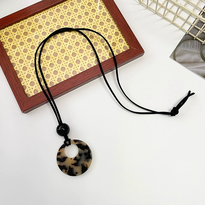 Brayleigh Tortoiseshell Buckle Necklace - Light Tortoiseshell Pendant Necklace [EWDO8R2T]