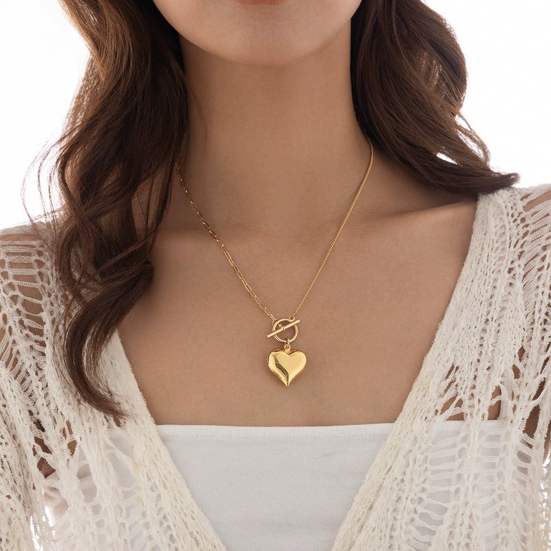 Jaeda Sculpted Heart Necklace - Heart Necklace [4HEL3NUX]