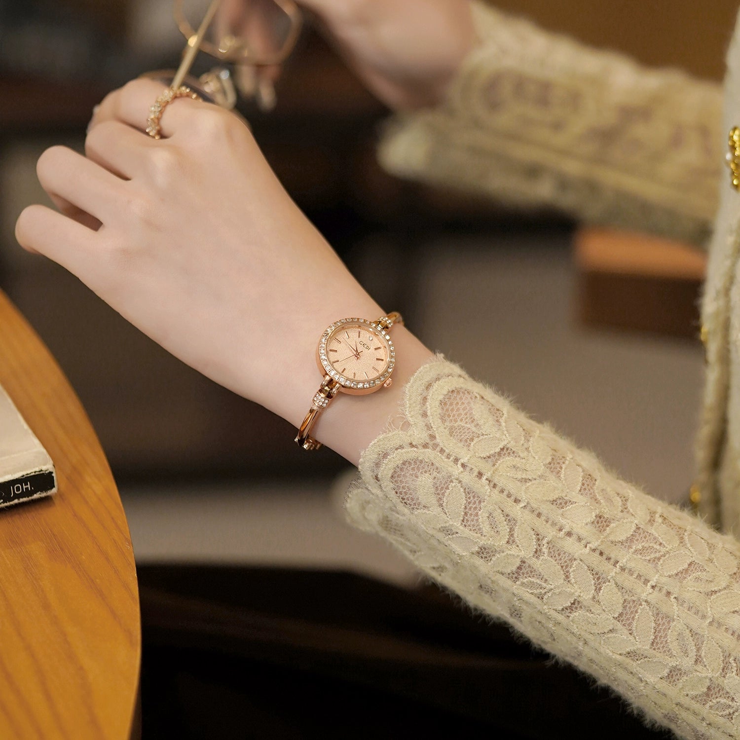 Aaniya Elegant Bracelet Quartz Watch - Light Luxury Gold [0AEEEK0S]